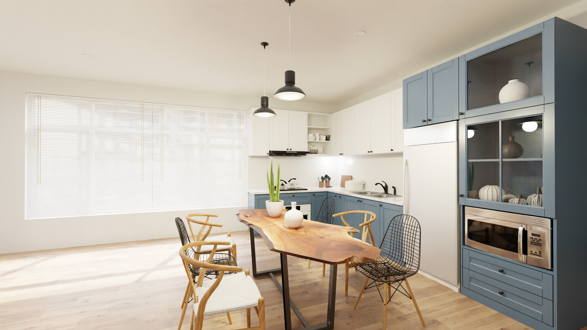明るい室内にある、白と青い扉のシステムキッチンと、木の一枚板のテーブルが置かれたダイニング