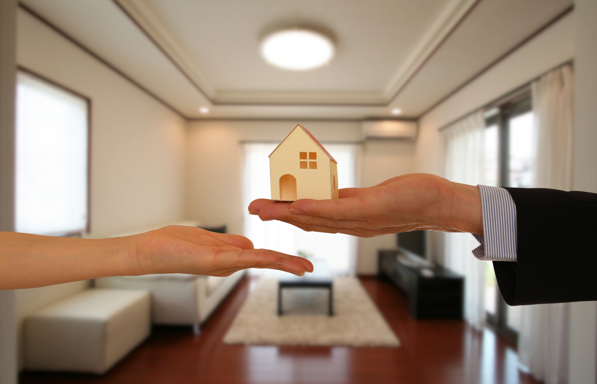 広々としたリビングで、不動産売却が成立し家を引き渡すイメージ