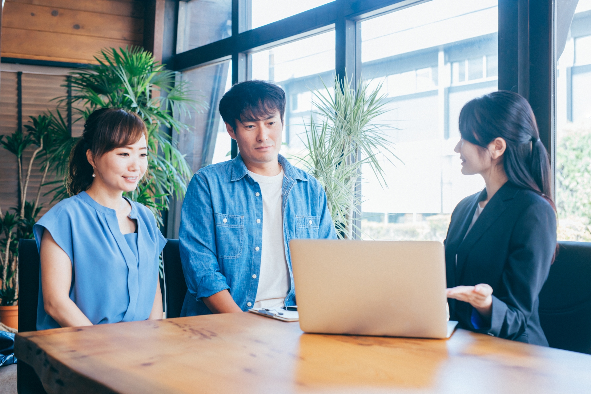 不動産売却の相談をする夫婦と専門家、失敗しないための手順や注意点を確認