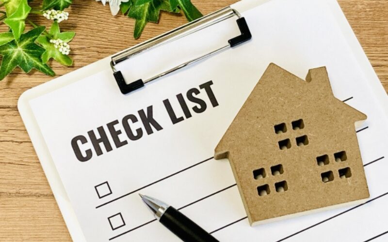 不動産売買契約で後悔しないための準備、注意点をまとめたチェックリストと家の模型
