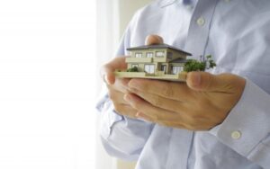 転勤で空き家になる持ち家を売却または賃貸に出す際の重要な判断基準