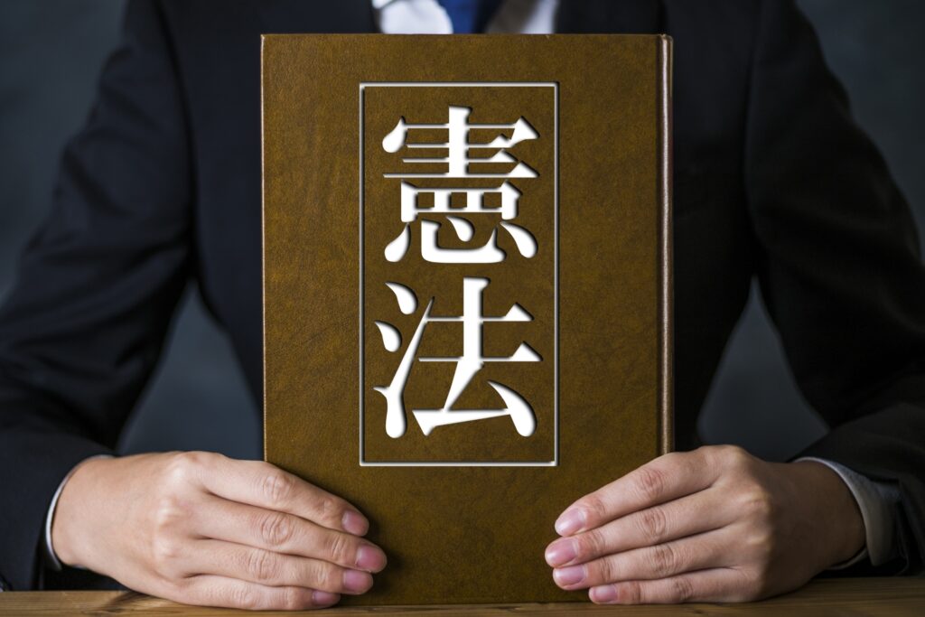 不動産売却に関わる法令や法律、専門的な解決策について示す司法書士。