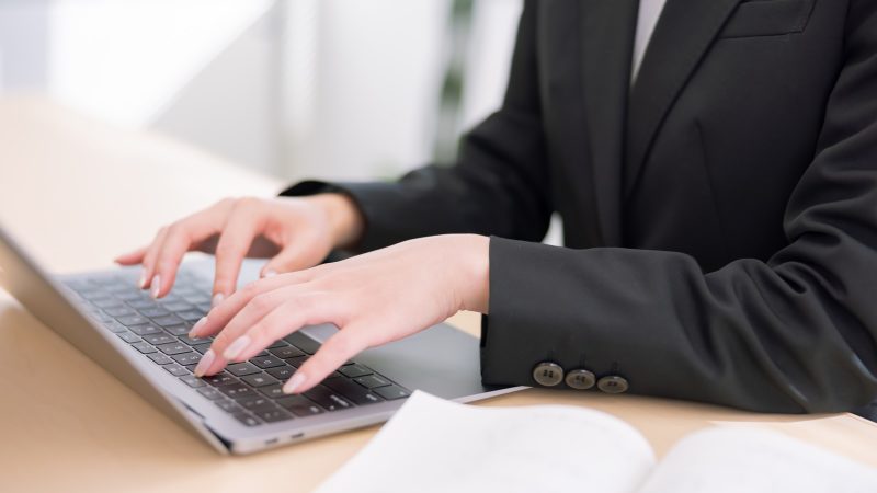 不動産売却の費用や税金について、インターネットで情報収集しているビジネスパーソン。