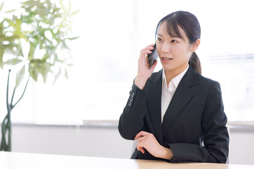しつこく何度も営業電話をかける営業手法を行っている女性