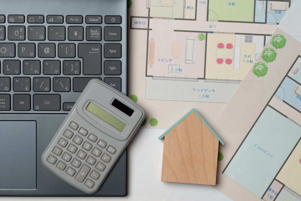 引っ越しのための家の売却計画を立てるために必要なものを机上に置いているイメージ