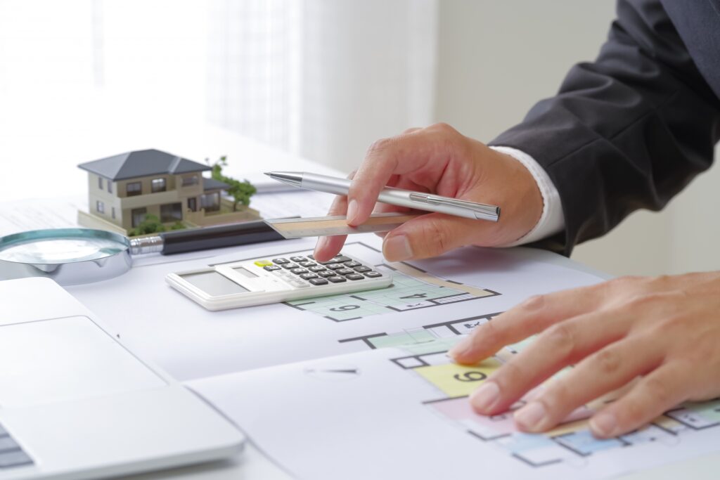 売主に考える時間を与えず、不動産売買契約の決断を強引に急がせている男性の手元