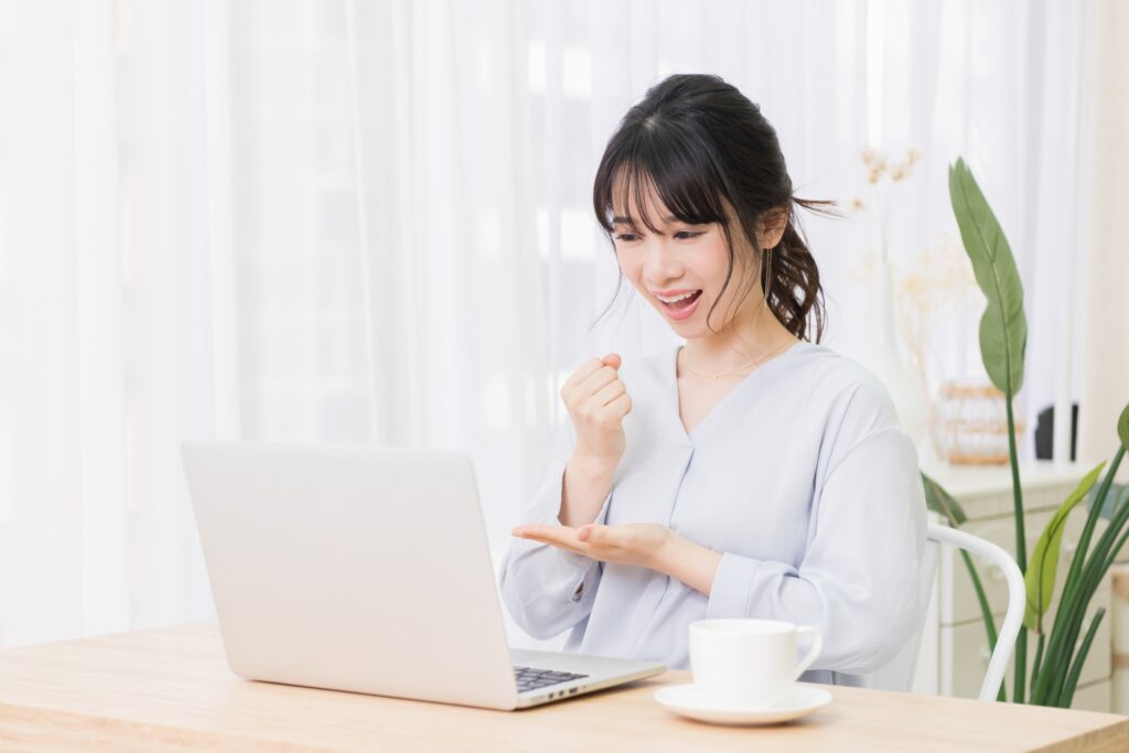 媒介契約と買取の違いが理解できて喜ぶ女性。