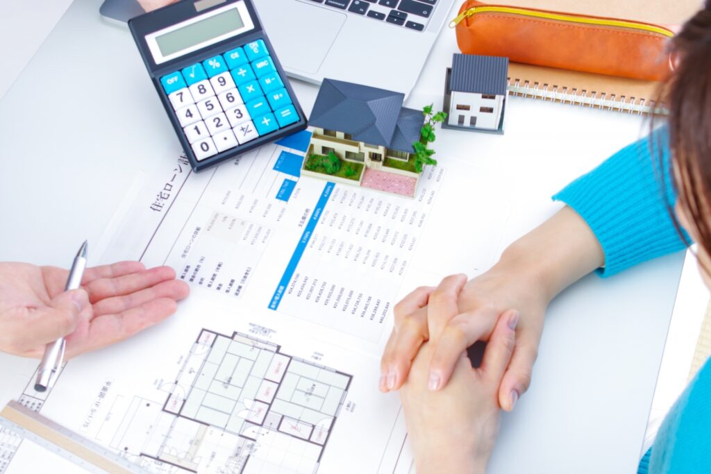 引っ越したいのに家が売れないことについて、専門家と相談している様子