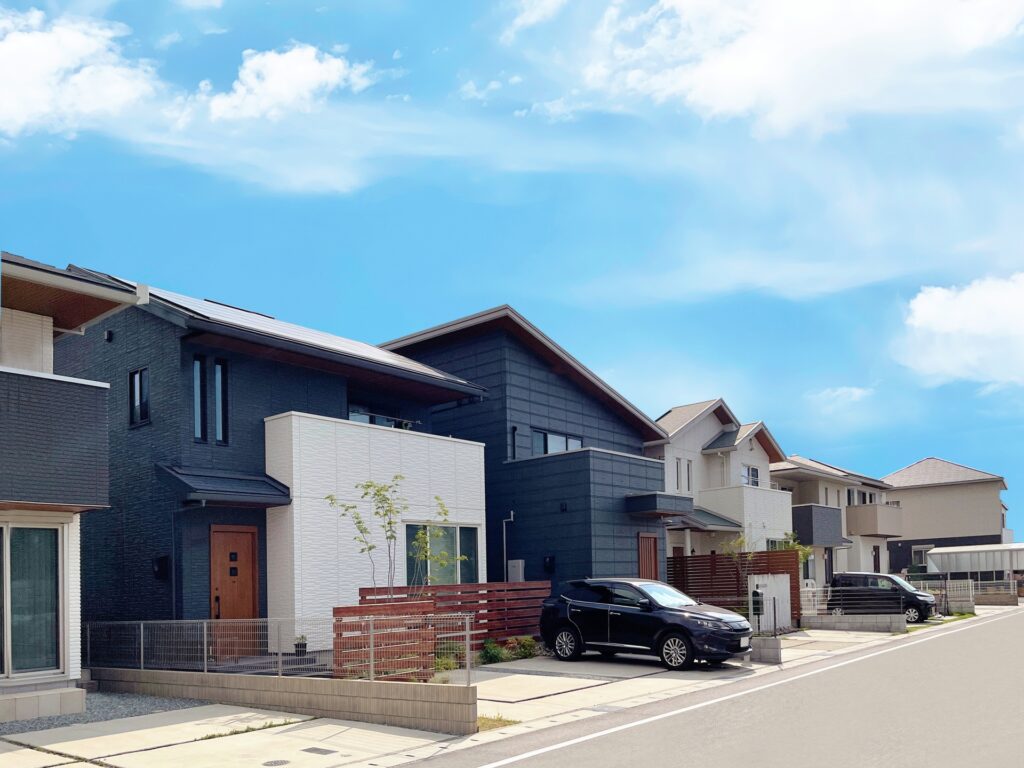 シンプルなデザインの連棟住宅。離婚時の財産分与や家の売却で、住宅ローン残債の有無を確認する。