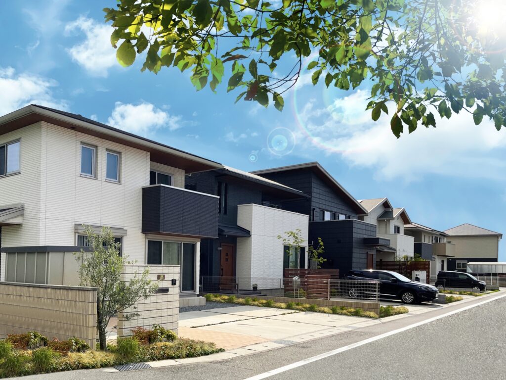 老後の住み替えの選択肢として、現代的で明るい戸建ての物件群を検討するイメージ