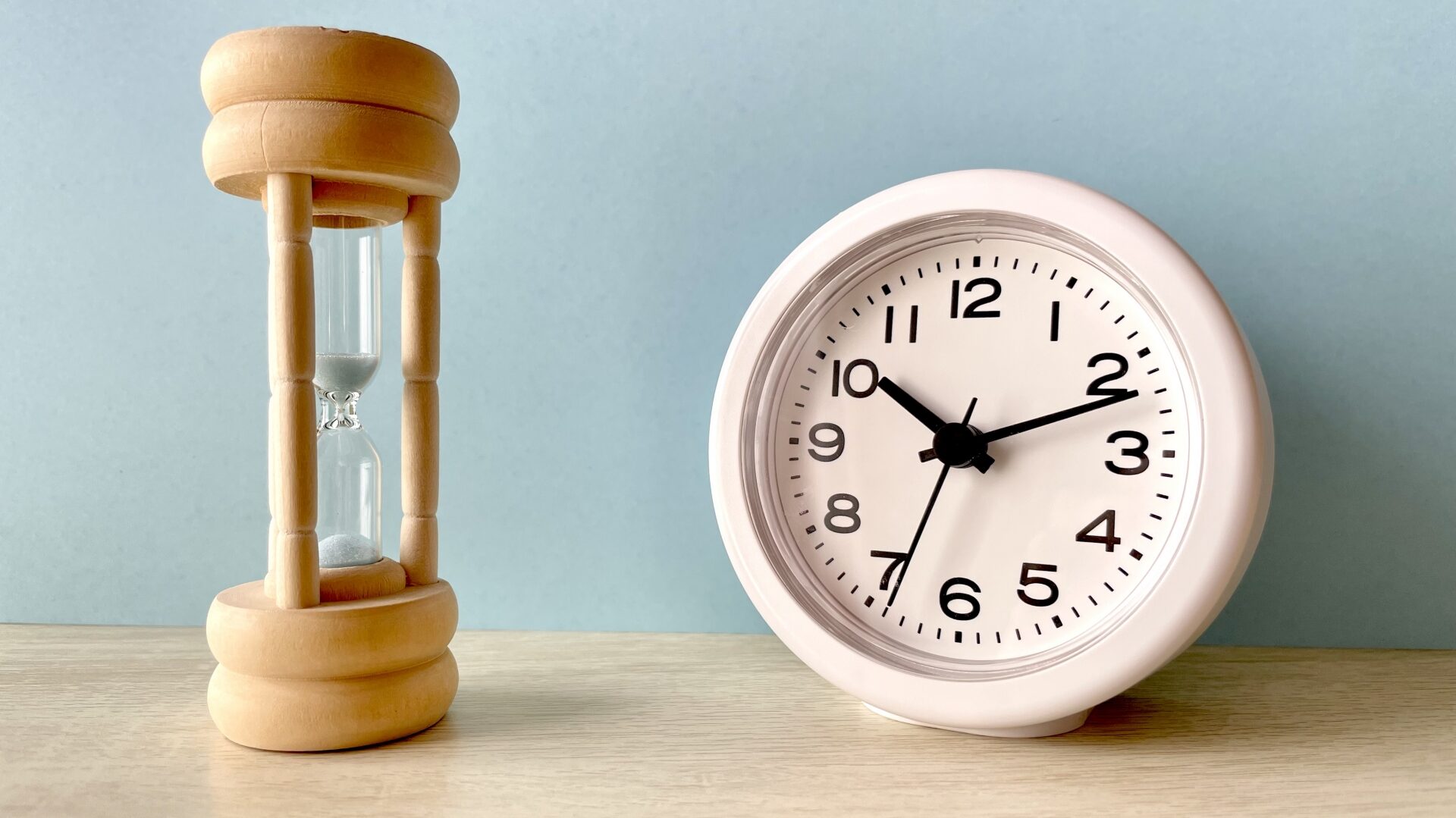 砂時計と置き時計。不動産売却の期間やタイミング、流れにかかる時間のイメージ