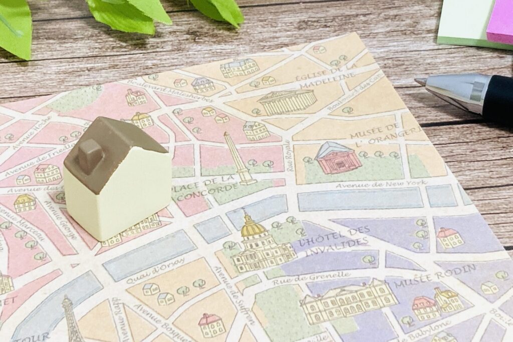 不動産の引き渡し後のトラブルを防ぐ方法について、場所や契約内容を確認するイメージ。地図上の家