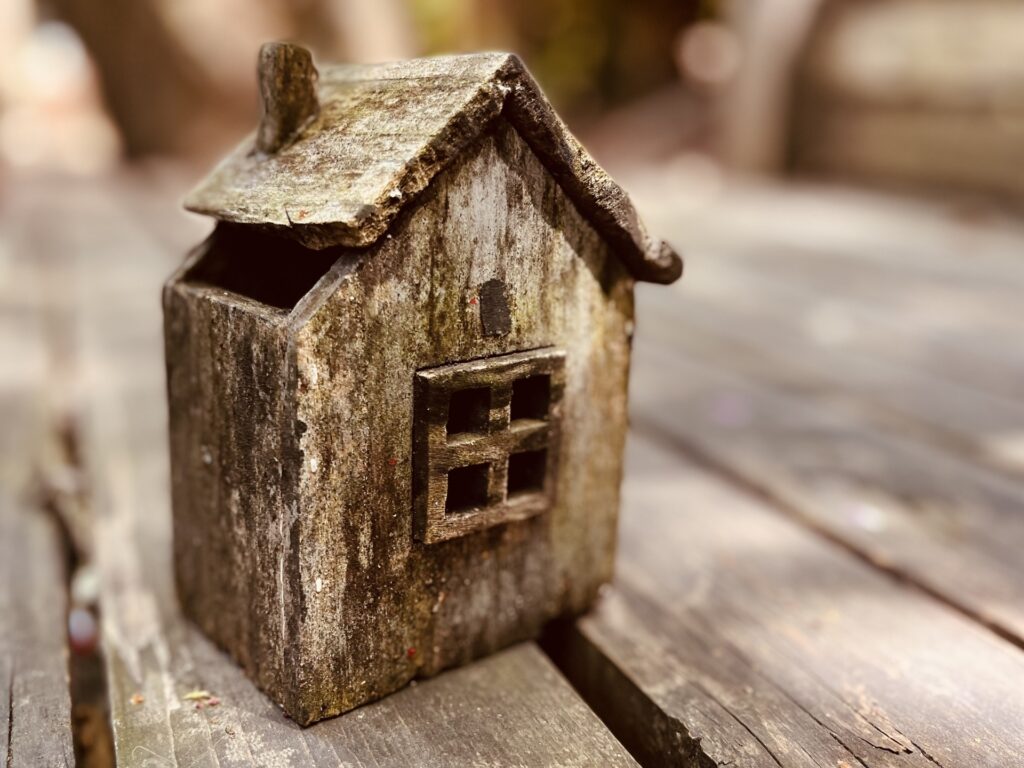 空き家放置による老朽化、空き家問題の深刻さを表す古びた家型の模型