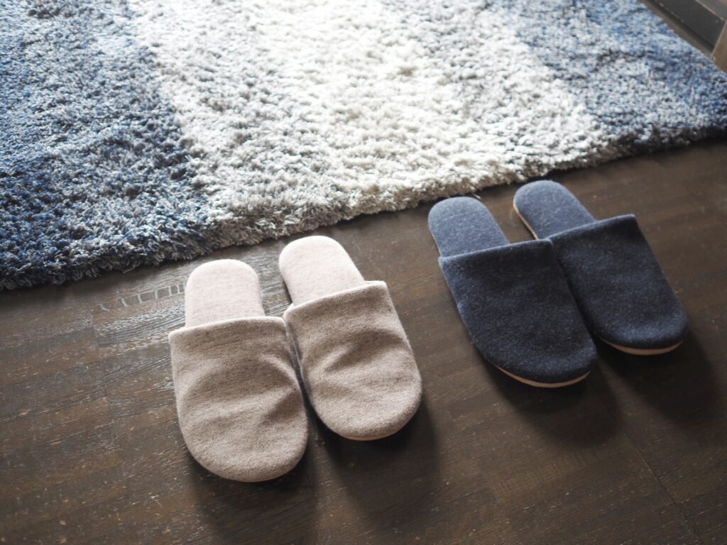 訪問者に清潔な印象を与える玄関に用意されたゲスト用スリッパ