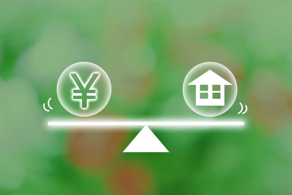 老後の住み替えを成功させるために住居費と老後資金のバランスを検討するイメージ