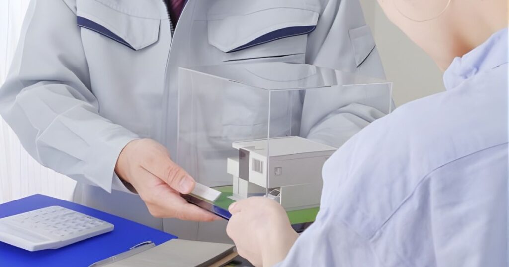 家を売る手続きについてリフォーム業者や建築会社から説明を受ける様子