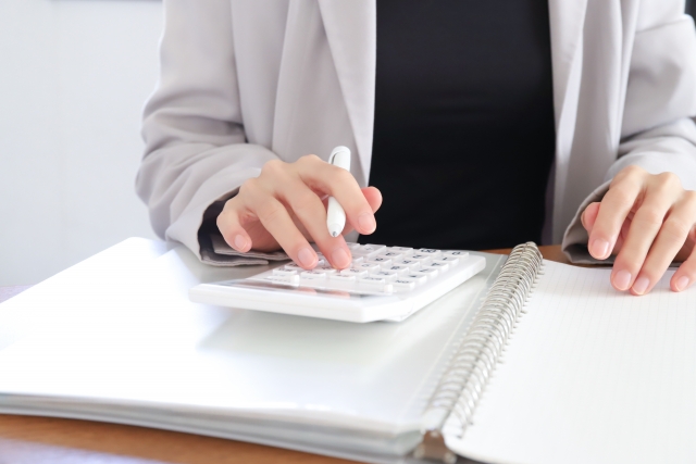 不動産売却の売却益や費用を計算し、資金計画を専門家に相談する女性