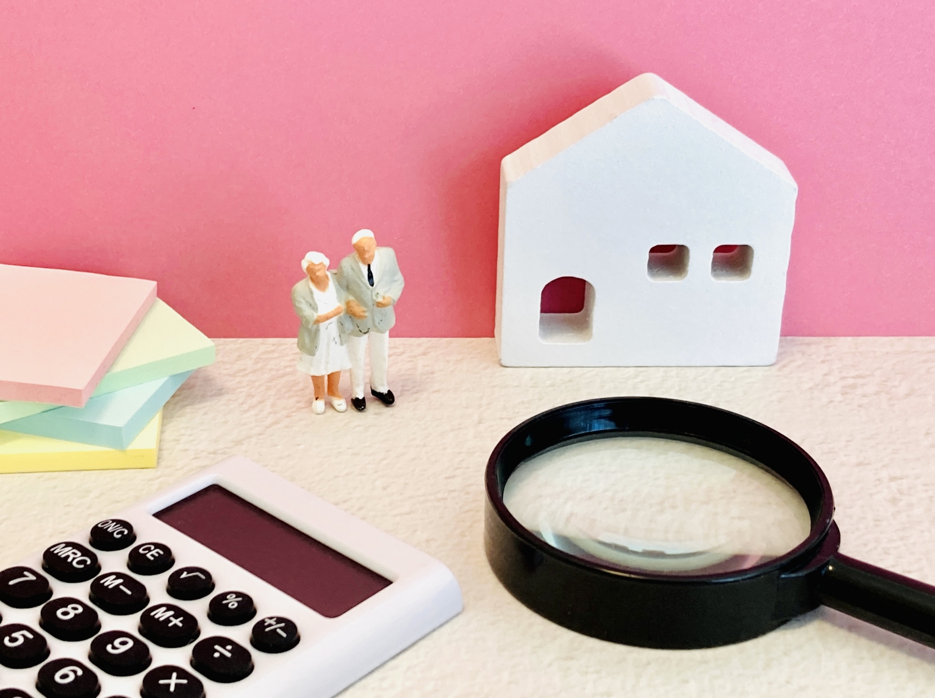 老後の住み替えを始めるタイミングを夫婦で検討し、資金計画と物件を調べるイメージ