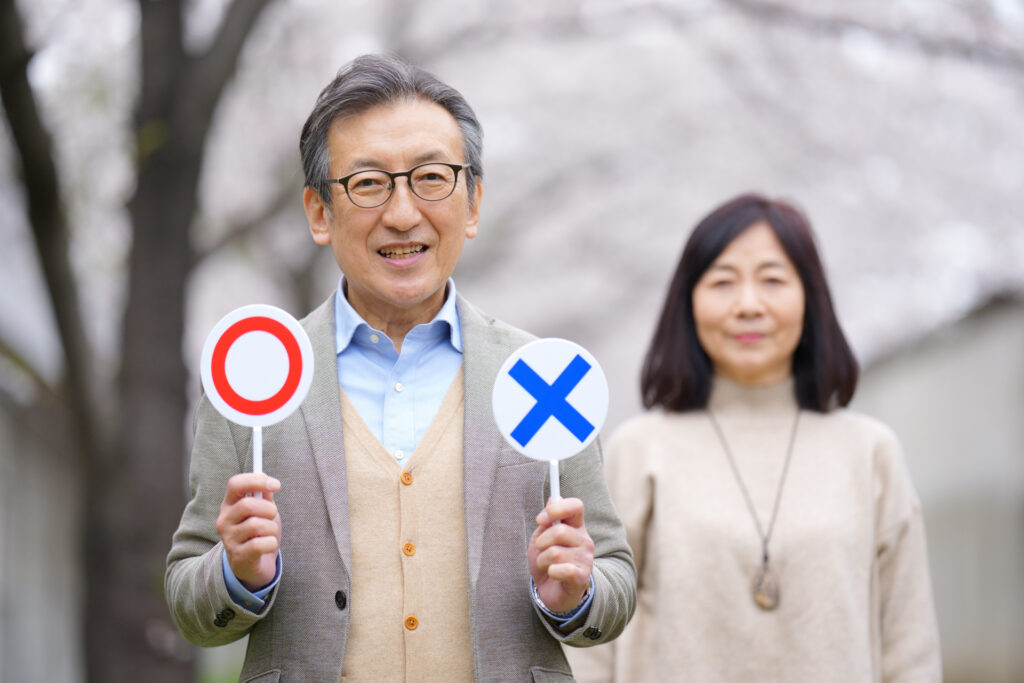 老後の住み替えの選択肢を絞り込むため、夫婦で条件の良し悪しを判断する様子