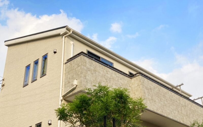 高く家を売るための判断基準となる、良好な状態のモダンな戸建て住宅の外観と青空