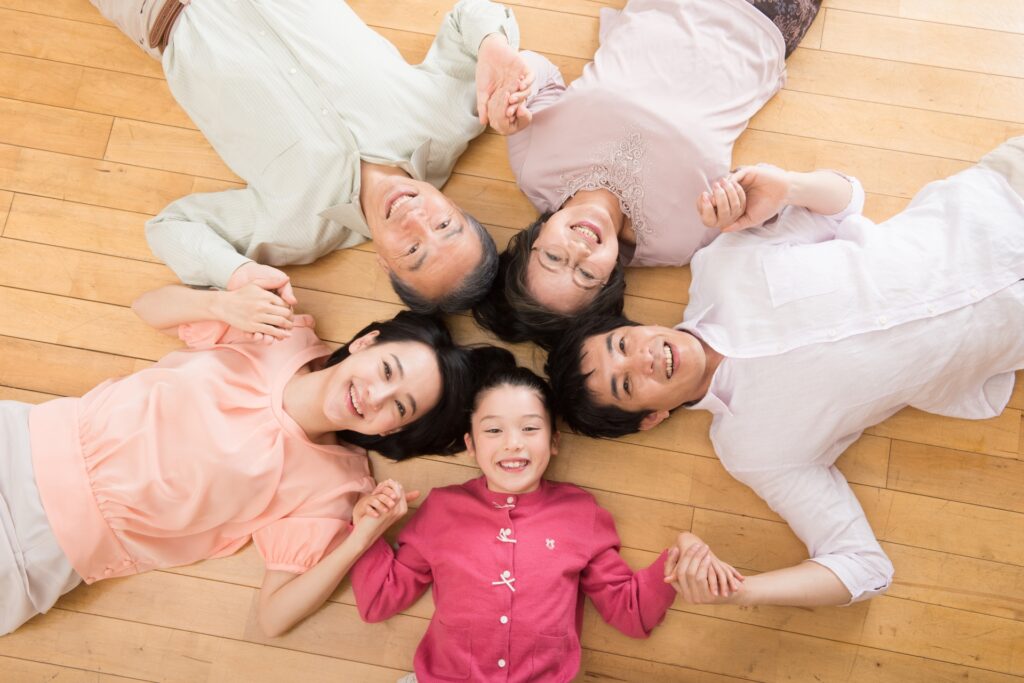 親の家売却について家族会議を開き、三世代が納得して笑顔でいる様子