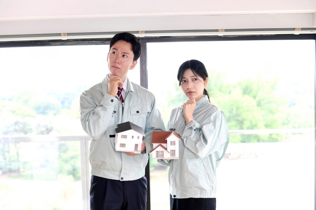 注文住宅の売却を担当する不動産会社の社員。売却しにくい理由について真剣に思案中