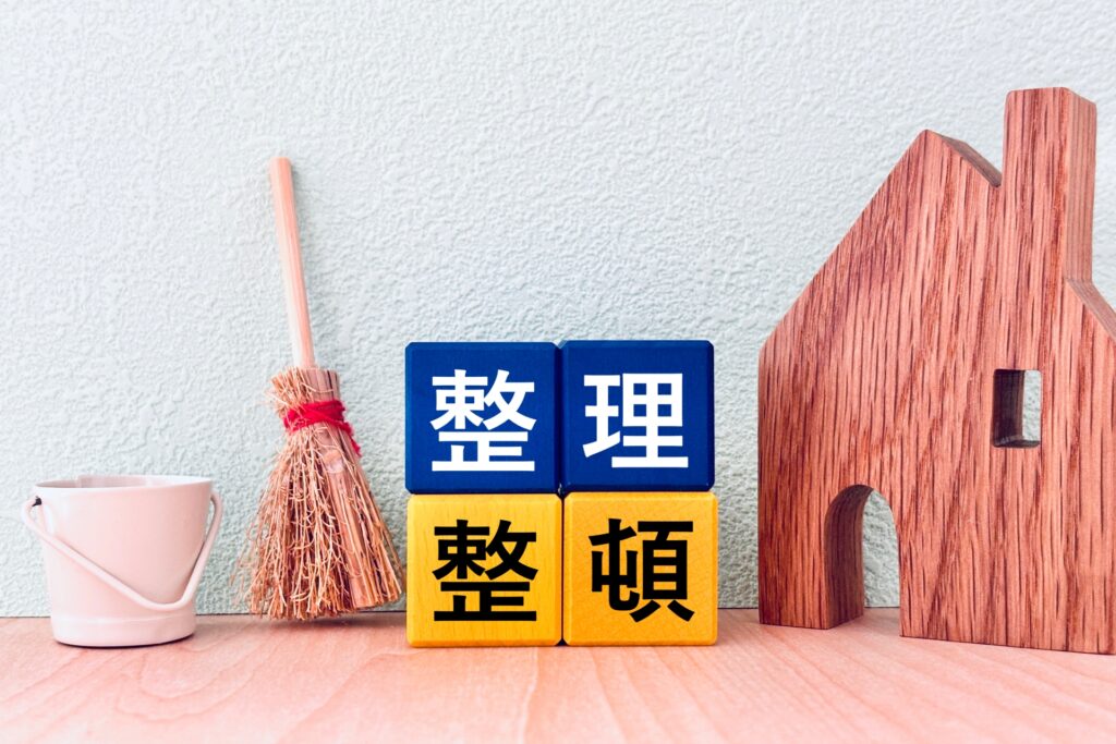 内覧前に徹底的に行うべき整理整頓を象徴する掃除道具とブロック
