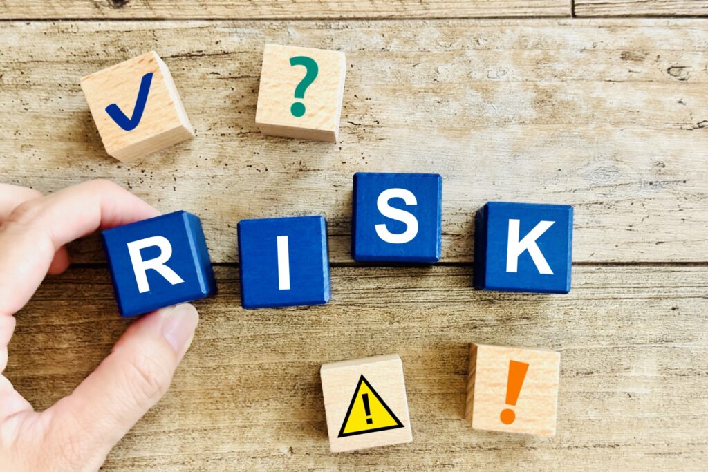 空き家放置によるリスクを回避するための対策を検討する様子。空き家問題の対処法