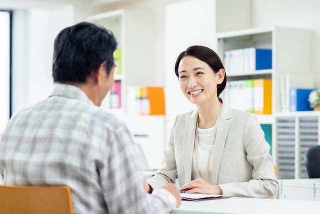 不動産売却前に専門家（相談先）に相談し、アドバイスを受けている様子