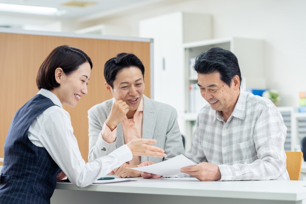 空き家処分や売却について、不動産業者と相談し手続きを進める家族の様子