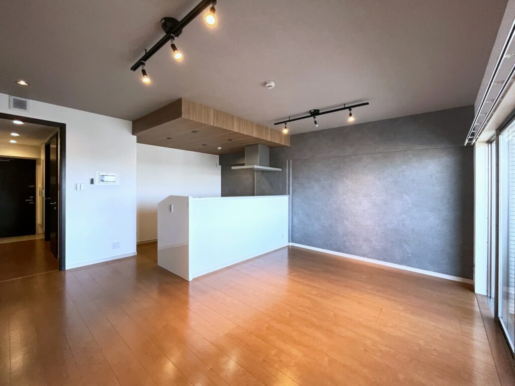 明るいLDKとカウンターキッチンを備えたモダンなリビングルーム