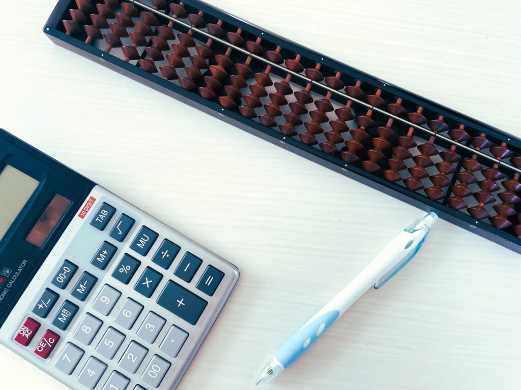 実家売却にかかる税金や手数料を計算し、金銭的な後悔を防ぐためのそろばんと電卓
