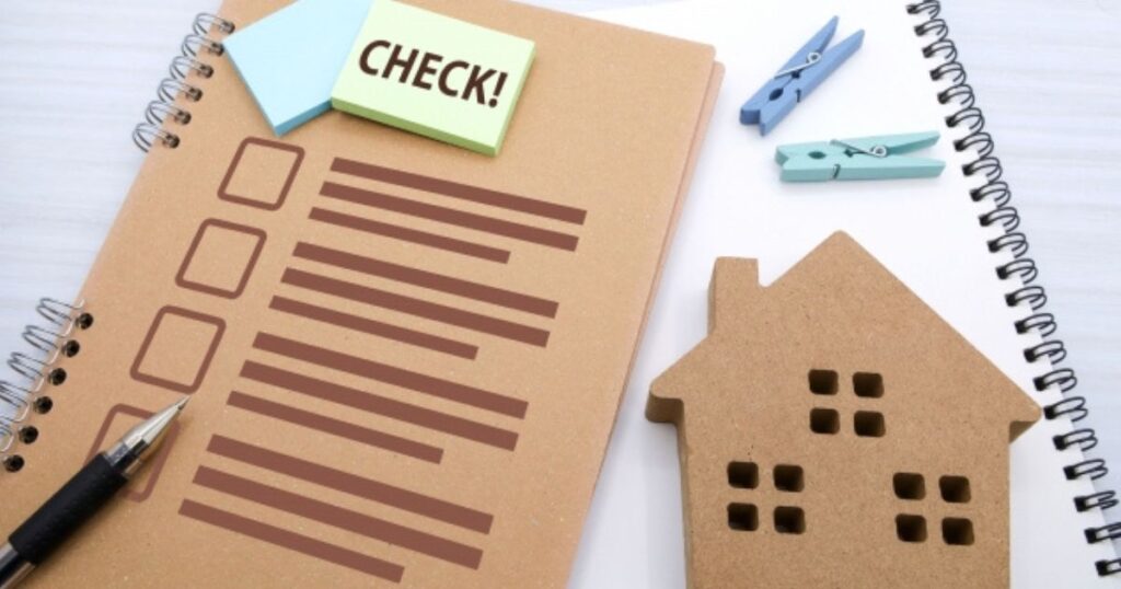 住み替えの流れや手続きの進捗を管理するためのチェックリストと家の模型