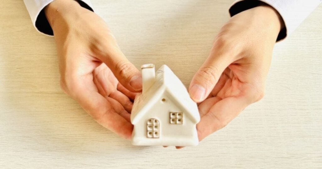 お金がない状況で大切な家を売ることを検討している手元のイメージ