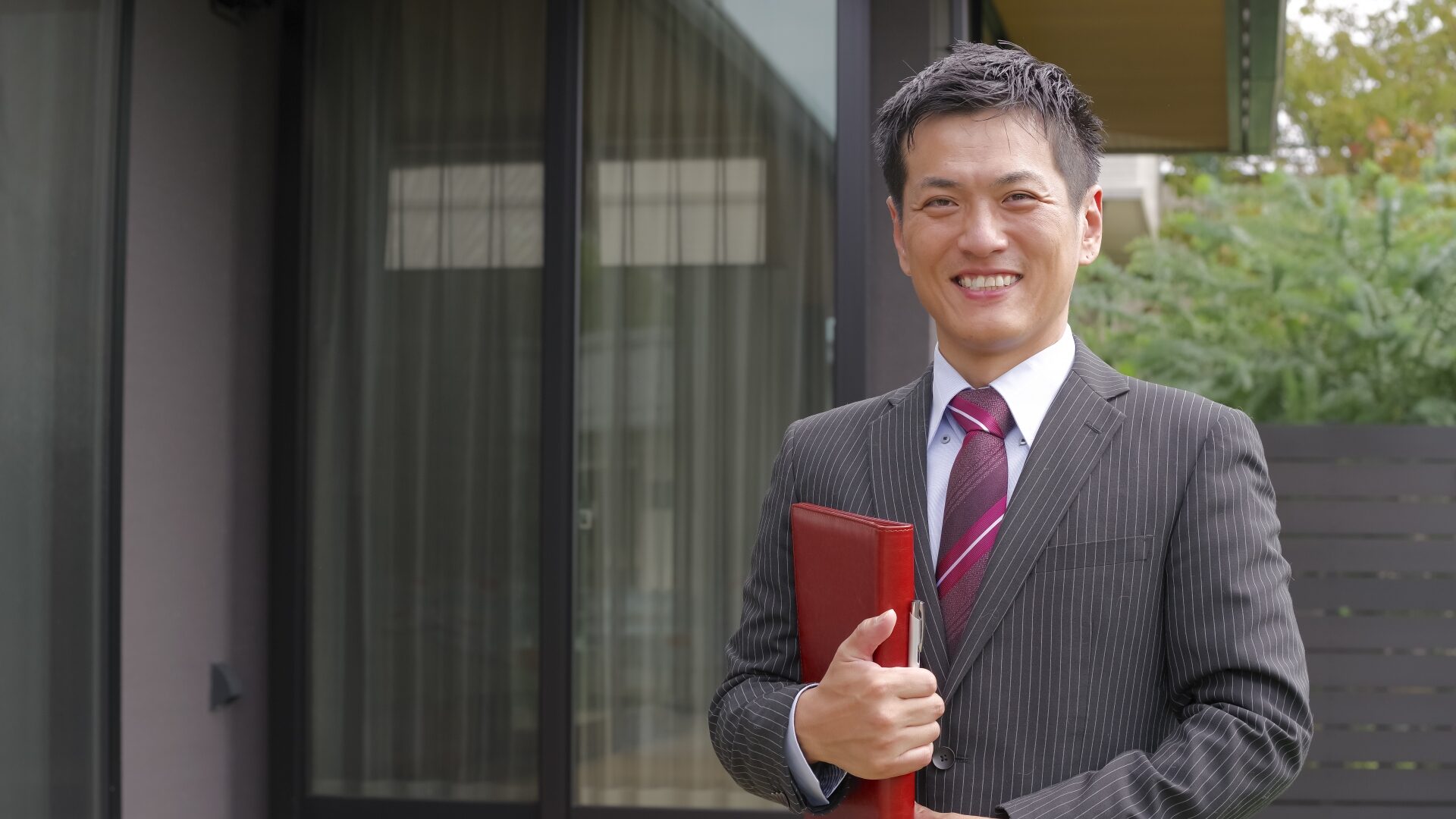 不動産売却の仲介を依頼する営業担当者。会社選びの重要性と注意点