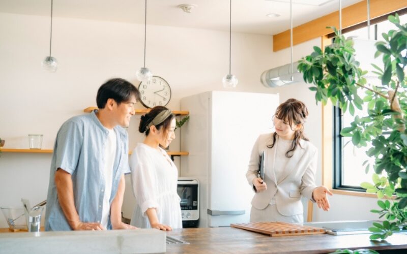 住み替えの売却活動で家が売れない原因として、内覧で物件を紹介する担当者と夫婦