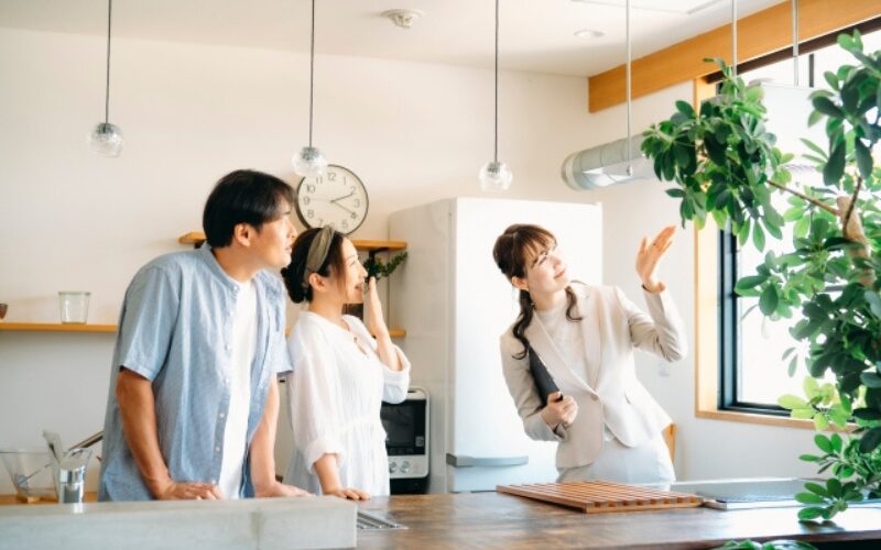 転勤による持ち家の活用で、損せず活かすための売却・賃貸に向けた内覧と相談の風景