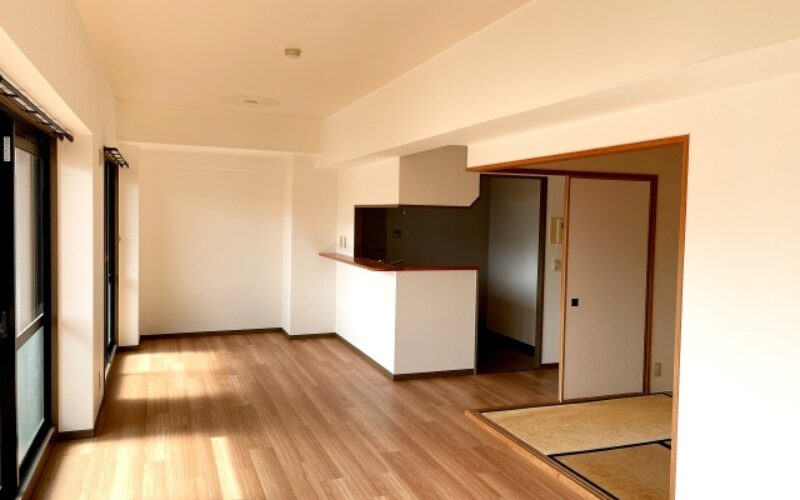 住み替えで家が売れないときの内覧に向けた、木目調のフローリングと白い壁の空き部屋の室内