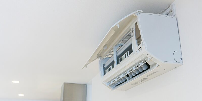 不動産の引き渡し後の売主の瑕疵責任に関わる、設備の故障トラブル事例を連想させるエアコン