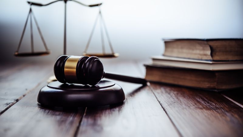 不動産トラブルや瑕疵責任に関する対処法と法律問題を扱うことを示す、天秤と木槌、法律書