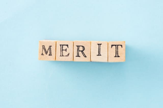 不動産売却のメリットや相談のメリットを強調する「MERIT」の文字ブロック