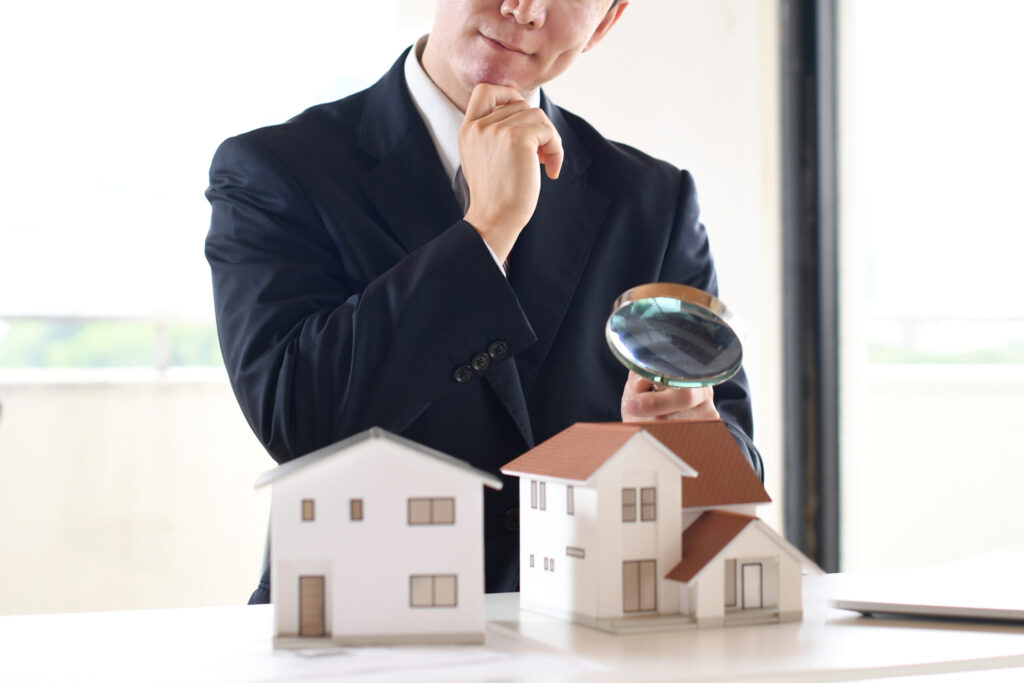 不動産買取の悪質業者を見抜くための方法として、相場の把握や買取業者を比較するイメージ