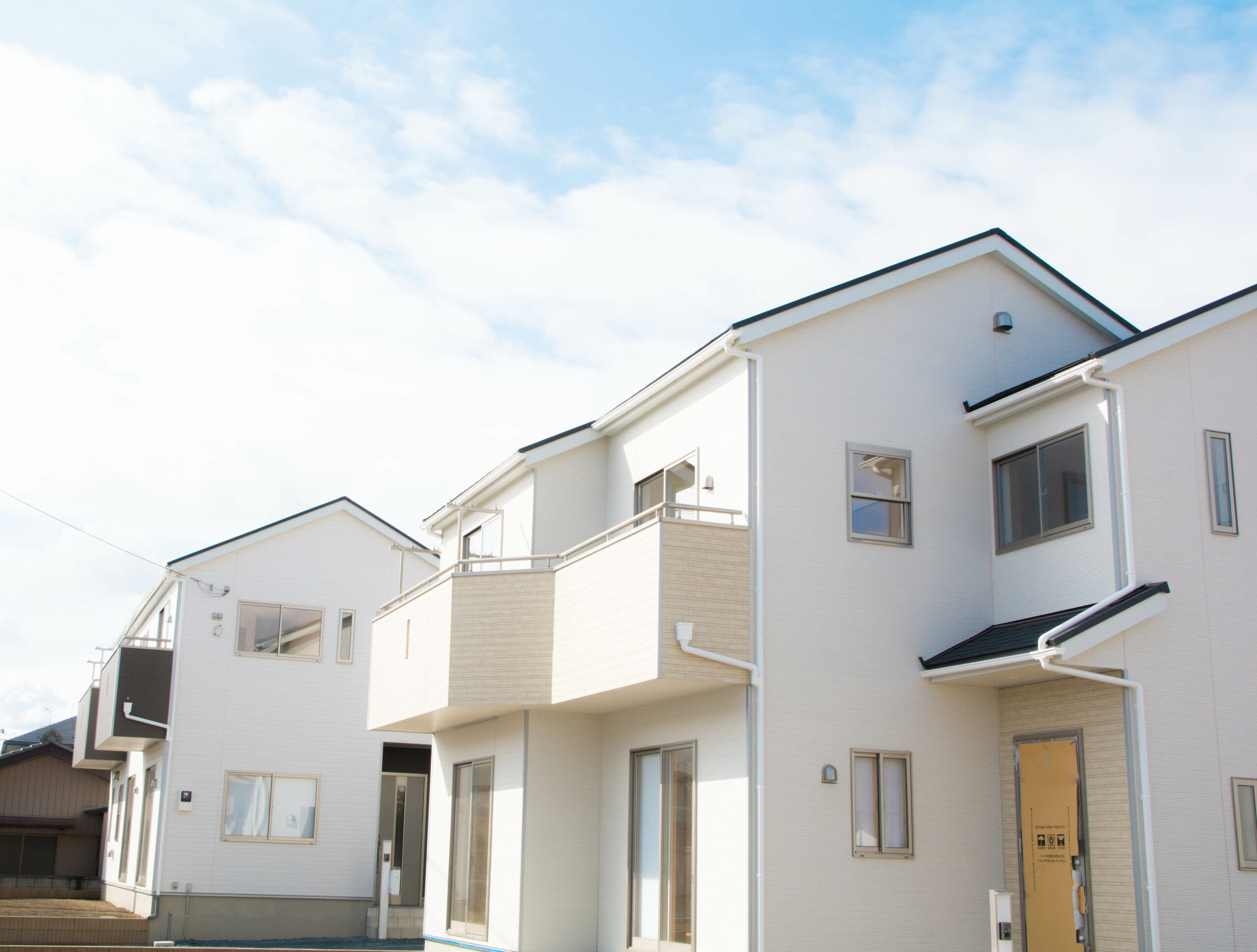 不動産買取を検討する際の査定対象となる、清潔感のある戸建てのイメージ