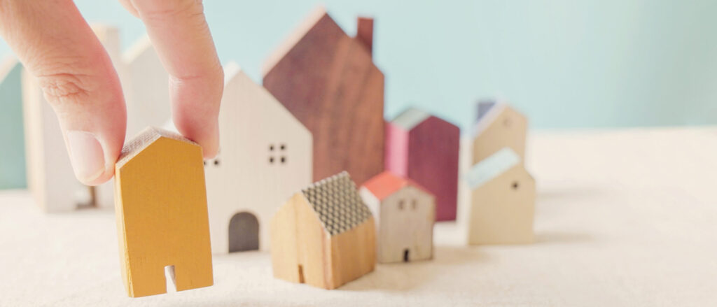 不動産買取業者の選び方として、多くの候補の中から信頼できる一社を厳選するイメージ