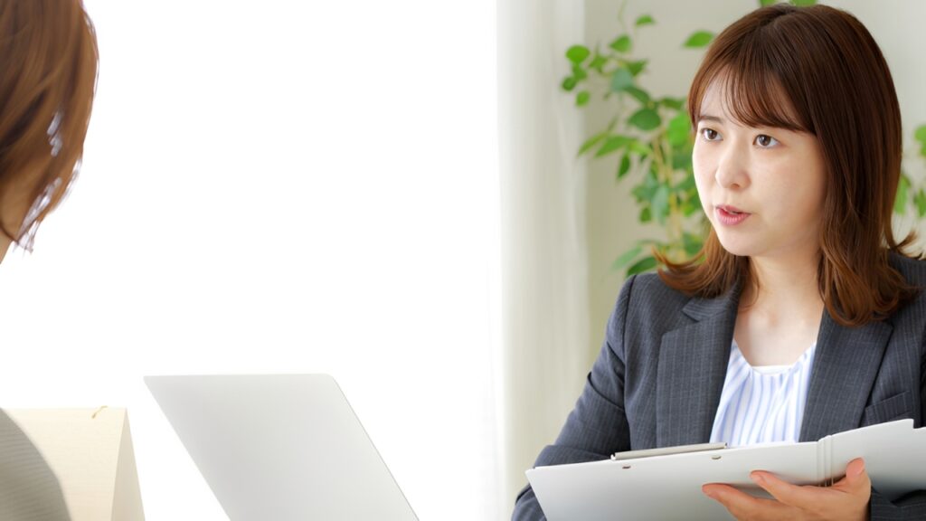 不動産売却における悩みや不安を解消するために確認すべき、重要書類や間取り図。