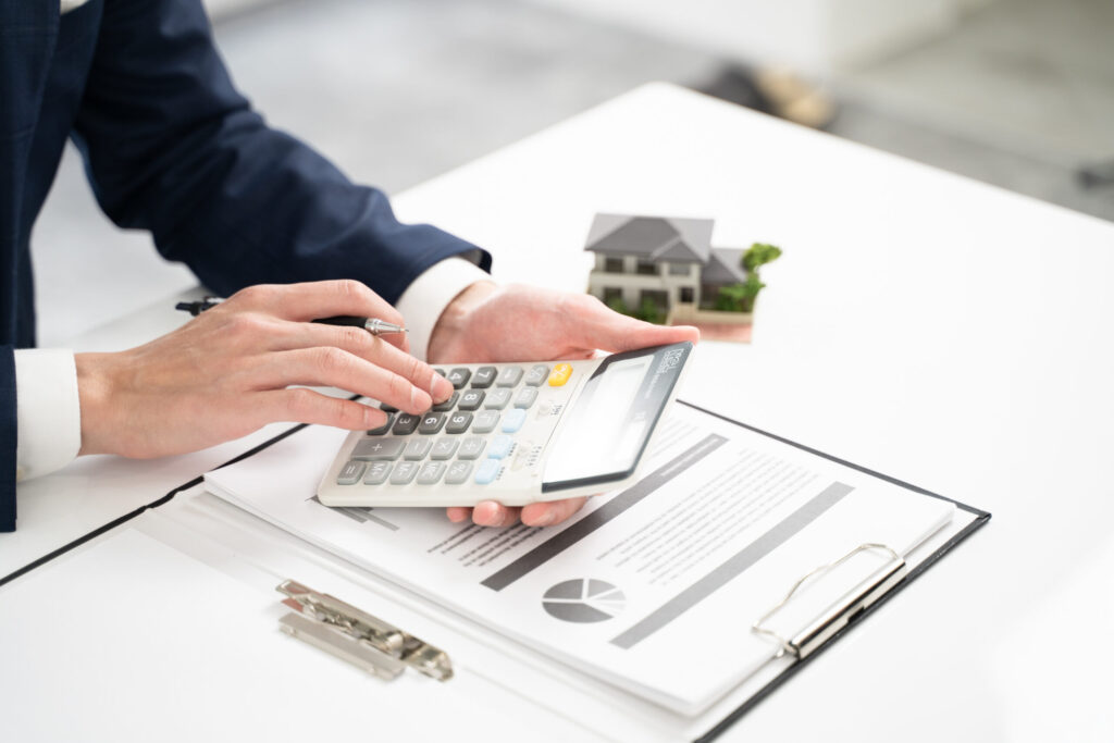 不動産買取で契約後に査定価格が下がるといった悪質業者によるトラブルのイメージ