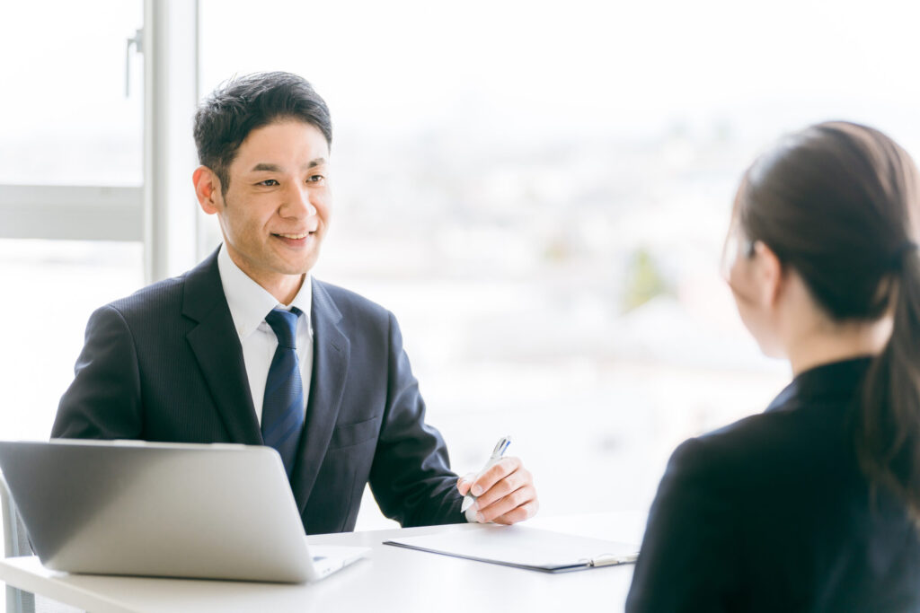 不動産買取のトラブルを避けるために弁護士や法律の専門家に相談するイメージ