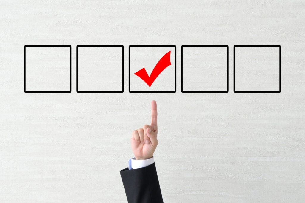 悪質な不動産買取業者を見極めるためのチェックポイントを一つずつ確認するイメージ