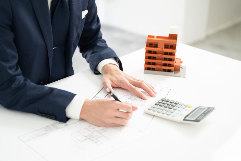 不動産買取において、複数の買取業者に査定を依頼している場面