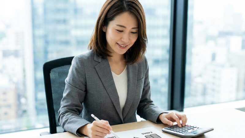 路線価をもとに計算し、実勢価格を推測している女性。